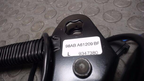 Foto: GURTSTRAFFER VORNE LINKS eines Ford Focus