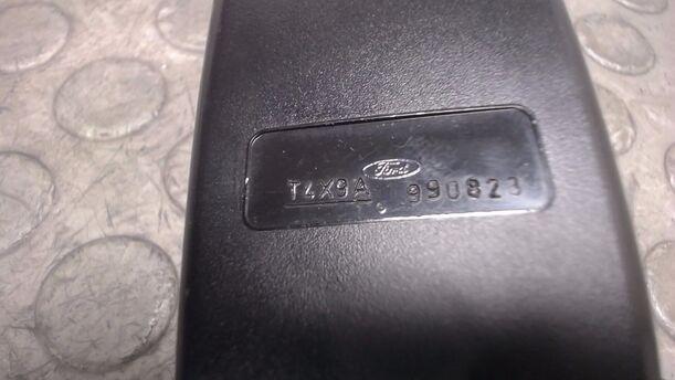 Foto: GURTSTRAFFER VORNE LINKS eines Ford Focus