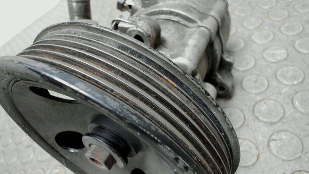 Foto: PUMPE SERVOLENKUNG eines Mercedes-Benz E 200 T Kompressor