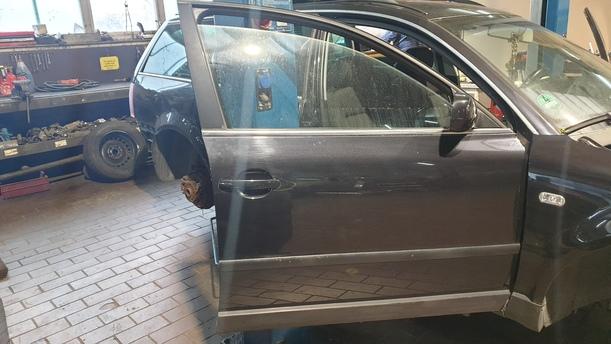 Foto: TÜR VORN RECHTS eines VW Passat Variant 2.0