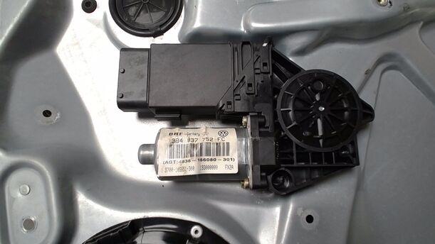 Foto: FENSTERHEBER ELEKTRISCH VORN RECHTS eines VW Passat Variant 2.0