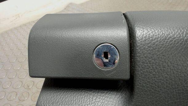 Foto: HANDSCHUHFACH eines Mercedes-Benz E 200 T Kompressor