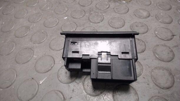 Foto: SCHALTER HECKSCHEIBENHEIZUNG eines Ford Mondeo