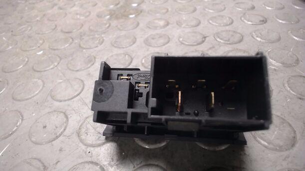 Foto: SCHALTER HECKSCHEIBENHEIZUNG eines Ford Mondeo