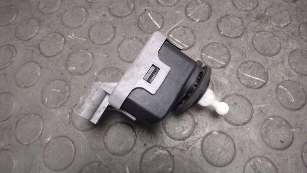 Foto: STELLMOTOR LEUCHTWEITENVERSTELLUNG RECHTS eines Opel Astra 2.0 Caravan