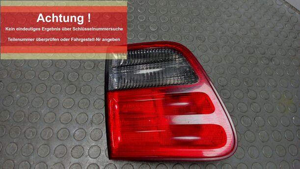 Foto: HECKLEUCHTE / RÜCKLICHT INNEN LINKS ( ABGEDUNKELT ) eines Mercedes-Benz E 200 T Kompressor