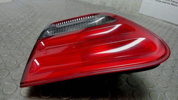 Foto: HECKLEUCHTE / RÜCKLICHT INNEN LINKS ( ABGEDUNKELT ) eines Mercedes-Benz E 200 T Kompressor