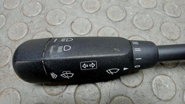 Foto: BLINKSCHALTER / KOMBISCHALTER eines Mercedes-Benz E 200 T Kompressor