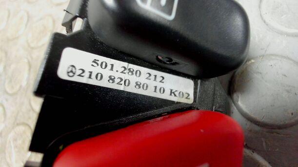 Foto: WARNBLINKSCHALTER / KOMBISCHALTER eines Mercedes-Benz E 200 T Kompressor