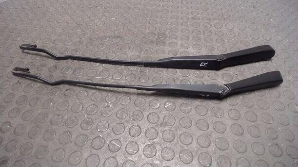 Foto: SCHEIBENWISCHERARME VORNE eines Opel Astra 2.0 Caravan