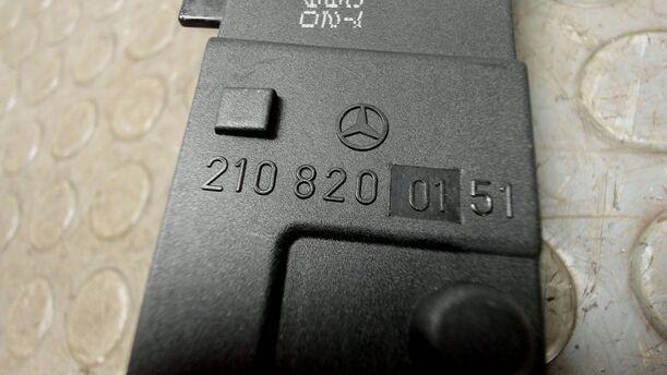 Foto: SCHALTER SITZHEIZUNG eines Mercedes-Benz E 200 T Kompressor