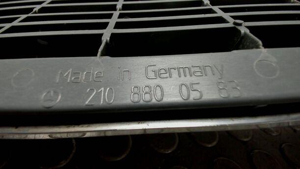 Foto: KÜHLERGRILL eines Mercedes-Benz E 200 T Kompressor