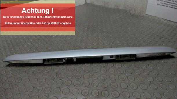 Foto: GRIFFLEISTE HECKKLAPPE / KENNZEICHENBELEUCHTUNG eines Mercedes-Benz E 200 T Kompressor