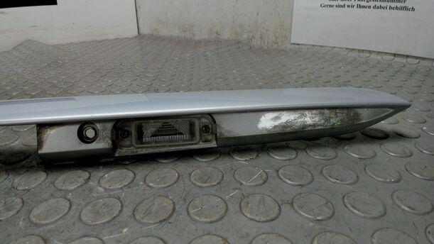 Foto: GRIFFLEISTE HECKKLAPPE / KENNZEICHENBELEUCHTUNG eines Mercedes-Benz E 200 T Kompressor
