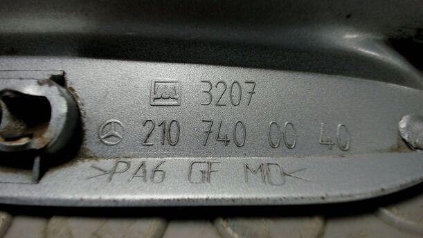 Foto: GRIFFLEISTE HECKKLAPPE / KENNZEICHENBELEUCHTUNG eines Mercedes-Benz E 200 T Kompressor