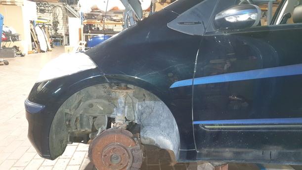 Foto: KOTFLÜGEL LINKS eines Mercedes-Benz A 180 CDI