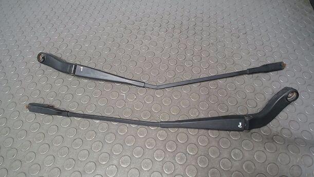 Foto: SCHEIBENWISCHERARME VORN eines Mercedes-Benz A 180 CDI