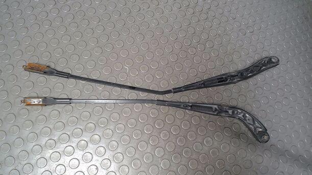 Foto: SCHEIBENWISCHERARME VORN eines Mercedes-Benz A 180 CDI
