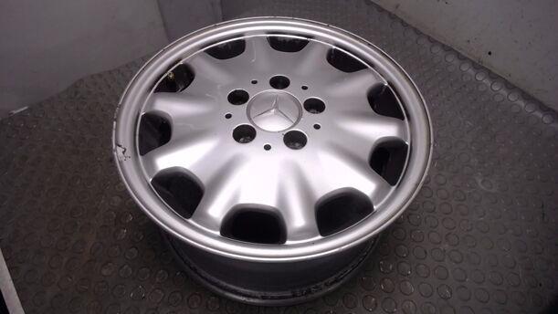Foto: ALUFELGE 7X15 ET37 eines Mercedes-Benz E 200