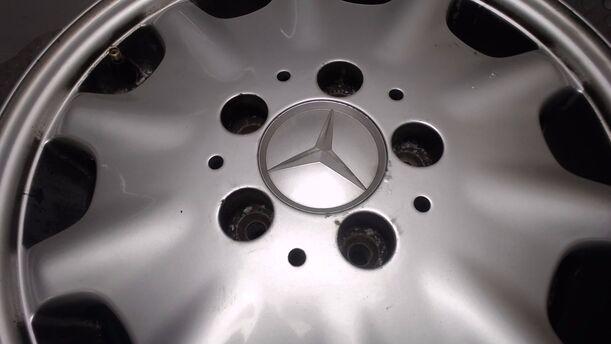Foto: ALUFELGE 7X15 ET37 eines Mercedes-Benz E 200