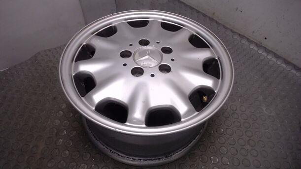 Foto: ALUFELGE 7X15 ET37 eines Mercedes-Benz E 200
