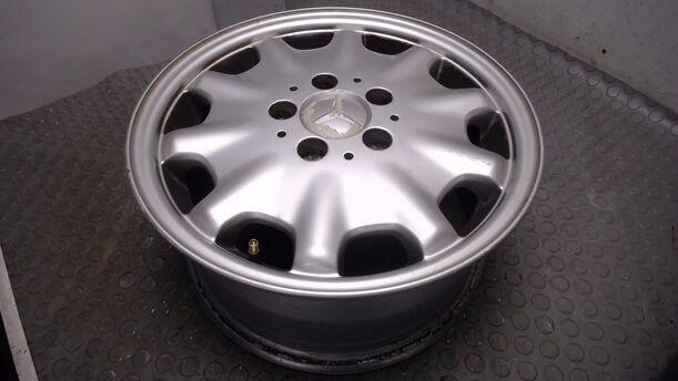 Foto: ALUFELGE 7X15 ET37 eines Mercedes-Benz E 200