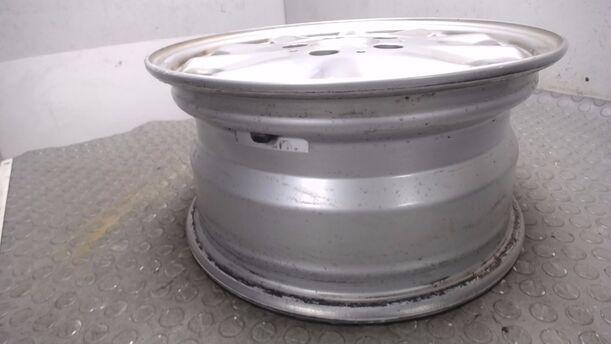 Foto: ALUFELGE 7X15 ET37 eines Mercedes-Benz E 200