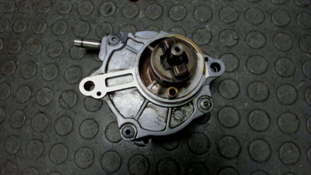 Foto: VAKUUMPUMPE / UNTERDRUCKPUMPE eines Mercedes-Benz E 200 T Kompressor