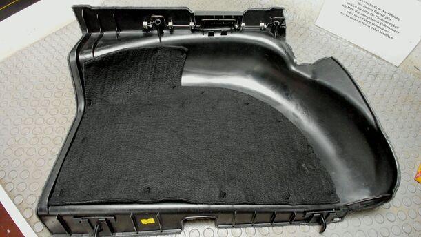 Foto: VERKLEIDUNG LADERAUM LINKS eines Mercedes-Benz E 200 T Kompressor