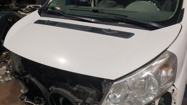 Foto: MOTORHAUBE eines Peugeot Expert L1H1