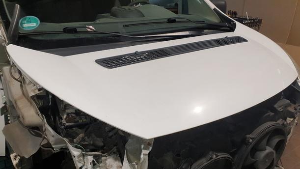 Foto: MOTORHAUBE eines Peugeot Expert L1H1