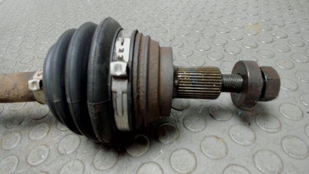Foto: ANTRIEBSWELLE LINKS ( SCHALTGETRIEBE ) eines VW Golf Plus 1.4