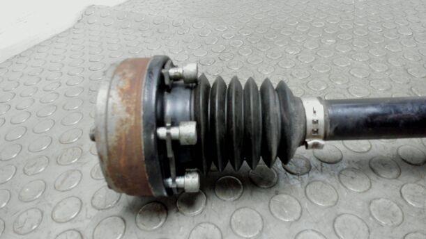 Foto: ANTRIEBSWELLE LINKS ( SCHALTGETRIEBE ) eines VW Golf Plus 1.4