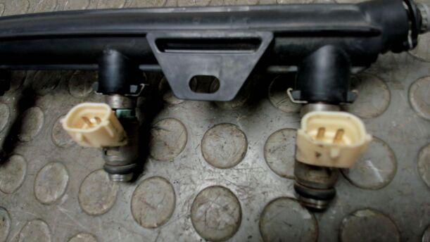 Foto: KRAFTSTOFFVERTEILER / EINSPRITZDÜSEN eines VW Golf Plus 1.4