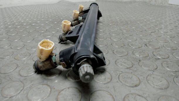 Foto: KRAFTSTOFFVERTEILER / EINSPRITZDÜSEN eines VW Golf Plus 1.4