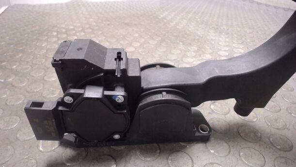 Foto: GASPEDAL ( SCHALTGETRIEBE / BENZIN ) eines VW Polo 1.2
