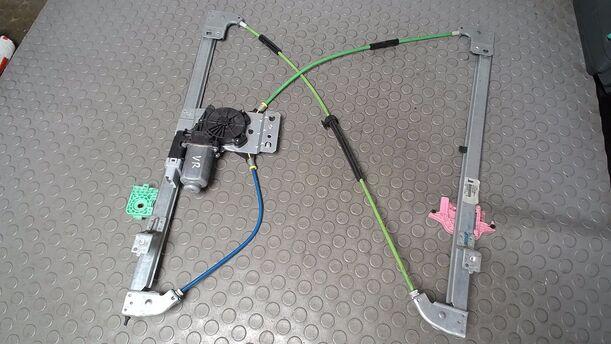 Foto: FENSTERHEBER ELEKTRISCH RECHTS eines Peugeot Expert L1H1