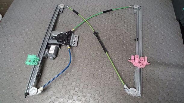 Foto: FENSTERHEBER ELEKTRISCH LINKS eines Peugeot Expert L1H1