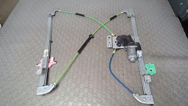 Foto: FENSTERHEBER ELEKTRISCH LINKS eines Peugeot Expert L1H1