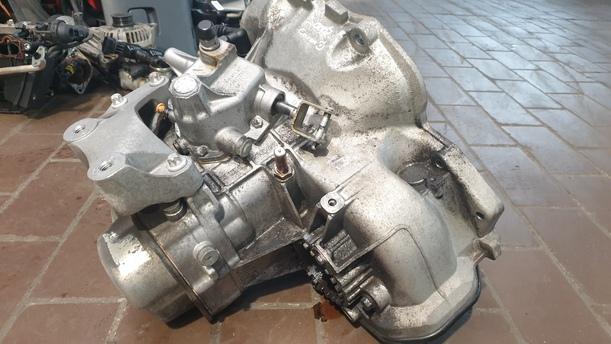 Foto: SCHALTGETRIEBE 5 GANG ( F13 C4,18 ) eines Opel Corsa 1.4 16V
