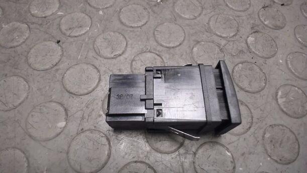 Foto: SCHALTER WARNBLINKANLAGE / WARNBLINKSCHALTER eines VW Polo 1.2
