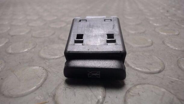 Foto: SCHALTER FREIGABE FENSTERHEBER eines VW Polo 1.2