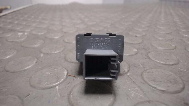 Foto: SCHALTER FREIGABE FENSTERHEBER eines VW Polo 1.2