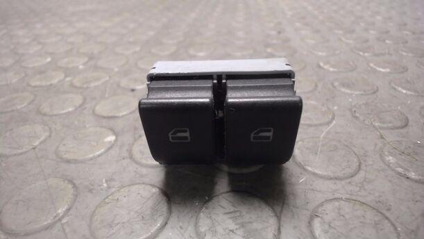 Foto: FENSTERHEBERSCHALTER VORNE eines VW Polo 1.2