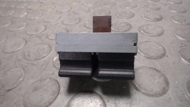 Foto: FENSTERHEBERSCHALTER VORNE eines VW Polo 1.2