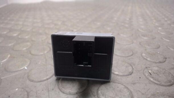 Foto: FENSTERHEBERSCHALTER VORNE eines VW Polo 1.2