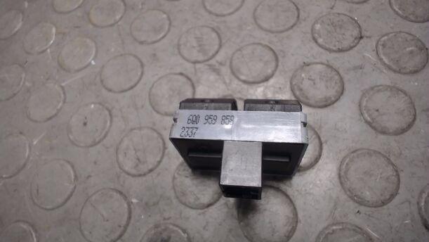 Foto: FENSTERHEBERSCHALTER VORNE eines VW Polo 1.2