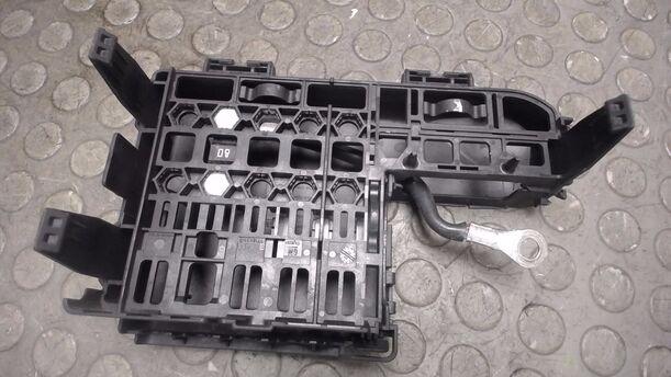 Foto: SICHERUNGSKASTEN BATTERIE eines Opel Corsa 1.4 16V