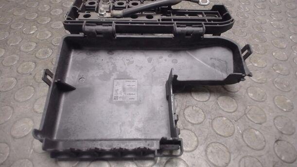 Foto: SICHERUNGSKASTEN BATTERIE eines Opel Corsa 1.4 16V
