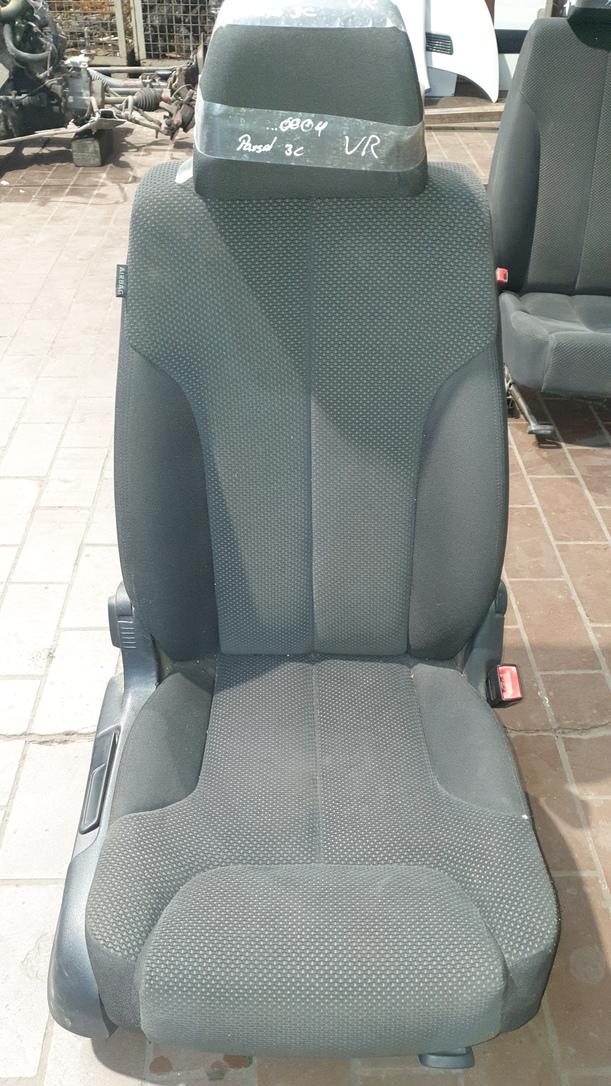 Foto: SITZ VORN RECHTS (BEIFAHRERSITZ / UMKLAPPBAR eines VW Passat Variant 2.0 TDI DPF